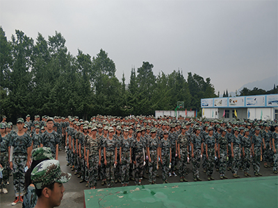 四川育英醫(yī)科技校_新生軍訓(xùn)會(huì)操 四川育英醫(yī)科技校_新生軍訓(xùn)會(huì)操