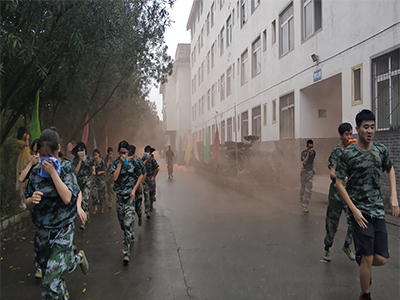 四川育英醫(yī)科技校_新生軍訓(xùn)消防演練 四川育英醫(yī)科技校_新生軍訓(xùn)消防演練